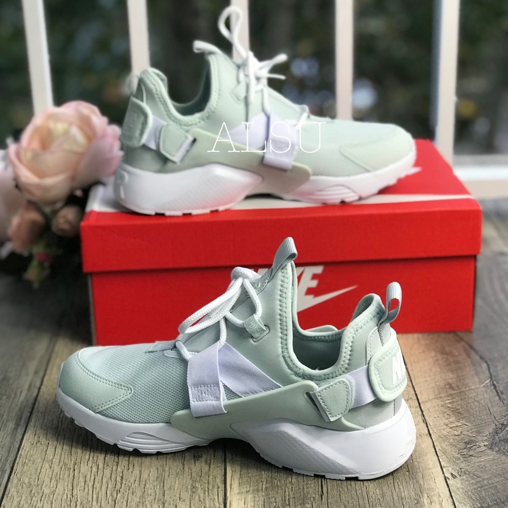 NWT Nike Air Huarache City Low Barely Grey White W - Picture 4 of 8